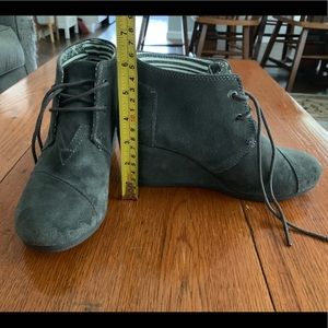 Toms Kala Lace Up Wedges Gray Suede Booties sz 7.5